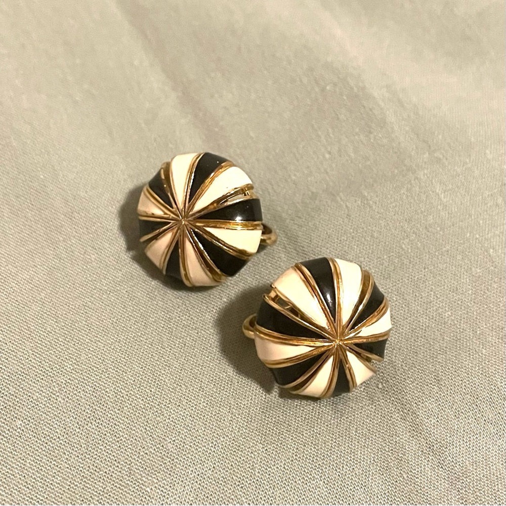 D’orlan clip on vintage Black and Gold Earrings
